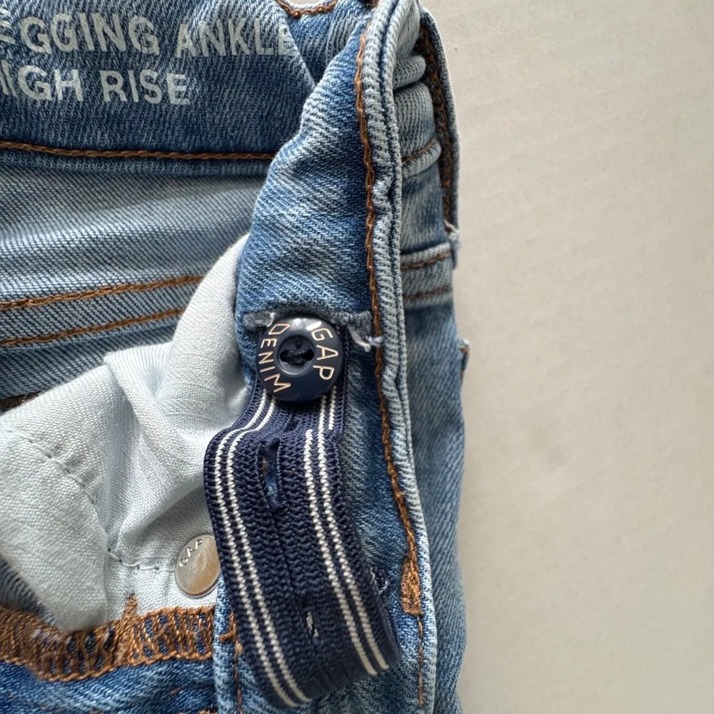GAP Kids Begging Denim High Rise With Embroidered‎ Flowers - Size 6.
